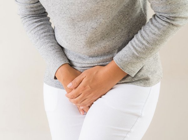 mulher com desconforto na região íntima feminina